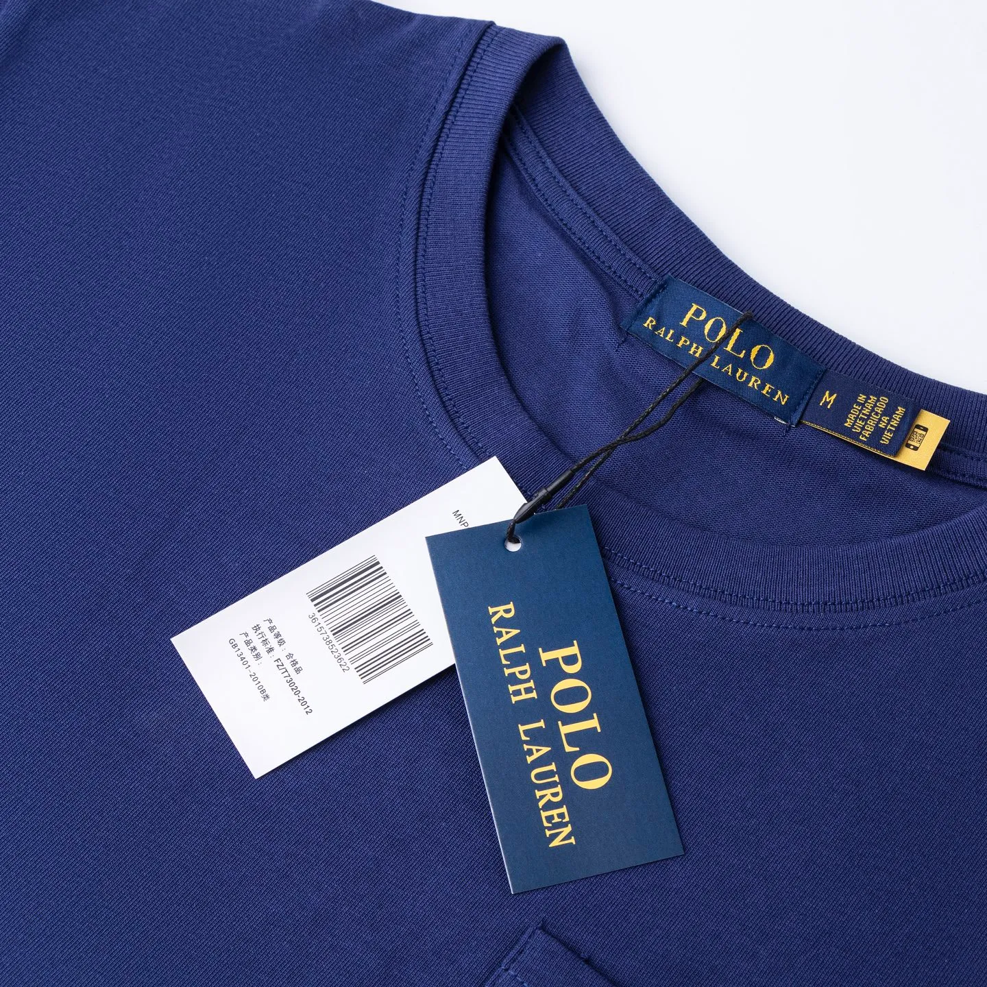 P126 Style number: 510 Ralph Lauren/Ralph Lauren 25ss new style pockets with pony embroidery on the hem, round neck short sleeves. The main logo on the neck has a QR code that can be scanned for verification. The detailed bear logo embroidery is all high-density and all made with imported Tajima machines, which distinguishes low-quality products on the market. 32 counts, 240g hydrophilic toner, 100% cotton fabric, comfortable and soft, highly breathable, focusing on high-end cost-effectiveness, needless to say good quality. Available in a variety of colors, both boys and girls can try this genderless style, giving them a yuppie tone in no time. Immerse yourself in your leisurely style, and have your own style in retro. Natural, vivid, and very French romantic feelings perfectly integrate the youthful atmosphere with the trend. The clever embellishment of the classic pony logo embroidery carries all the eye-catching points. Color: black, white, navy blue, orange Size: S-xL S Shoulder width 44 Bust 100 Sleeve length 22 Clothing length 68 M Shoulder width 46 Bust 104 Sleeve length 23 Clothing length 70 L Shoulder width 63 Bust 108 Sleeve length 24 Clothing length 72 xL Shoulder width 50 Bust 112 Sleeve length 25 Clothing length 74